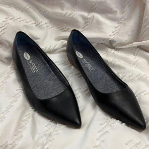 Dr. Scholl’s Black Pointed Toe Flat